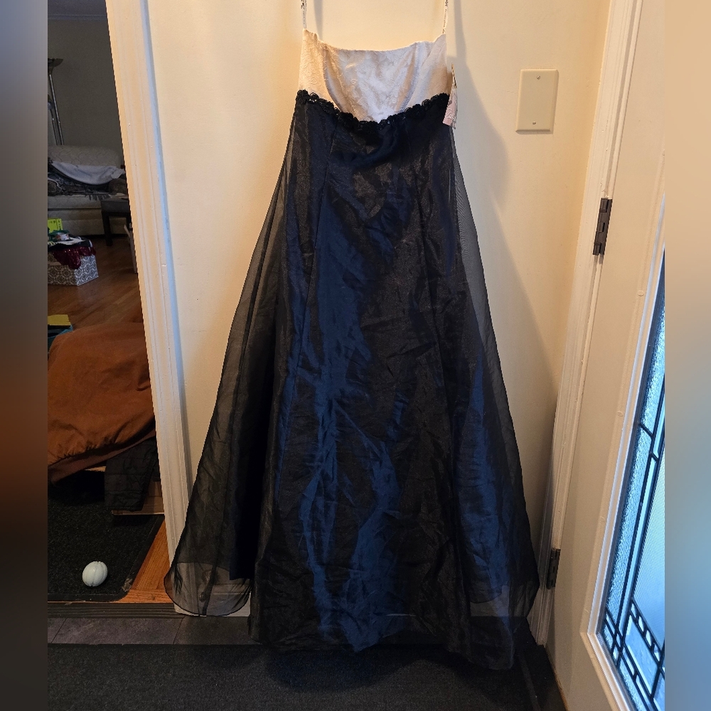 Black and White formal dress (Brand new!)
